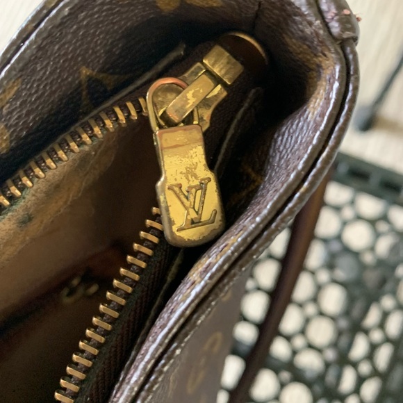 **RETIRED** Spacious LV shoulder purse. - Picture 3 of 8